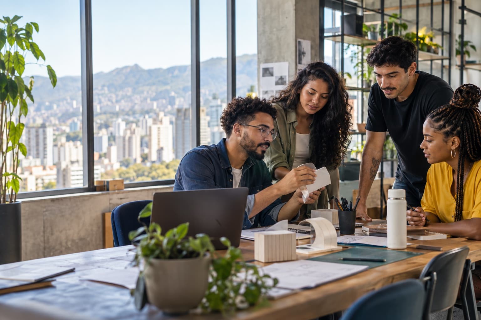 Jovens trabalham juntos em torno de um notebook