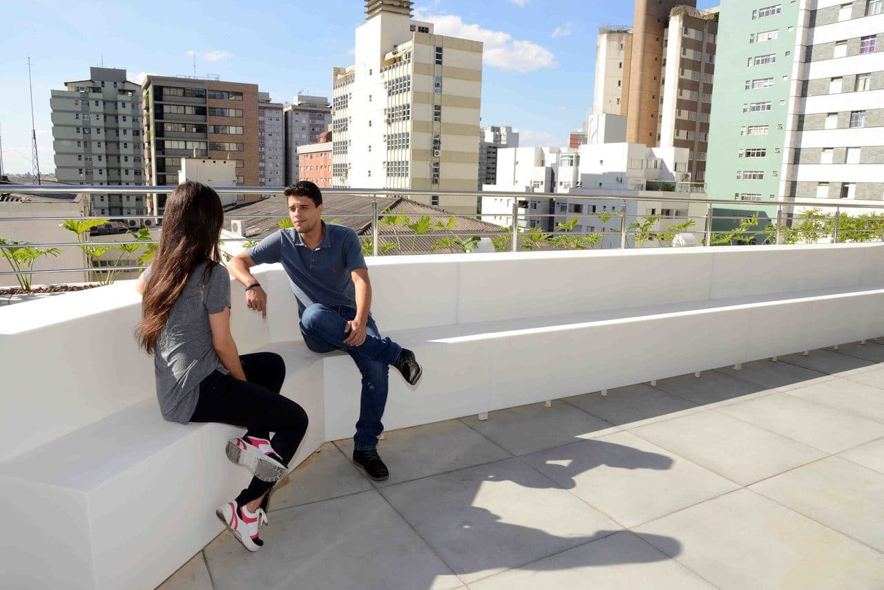 Rooftop ao ar livre, com prédios de Belo Horizonte ao fundo
