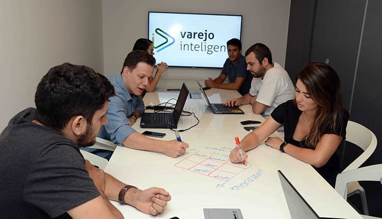 Equipe reunida numa sala do Varejo Inteligente
